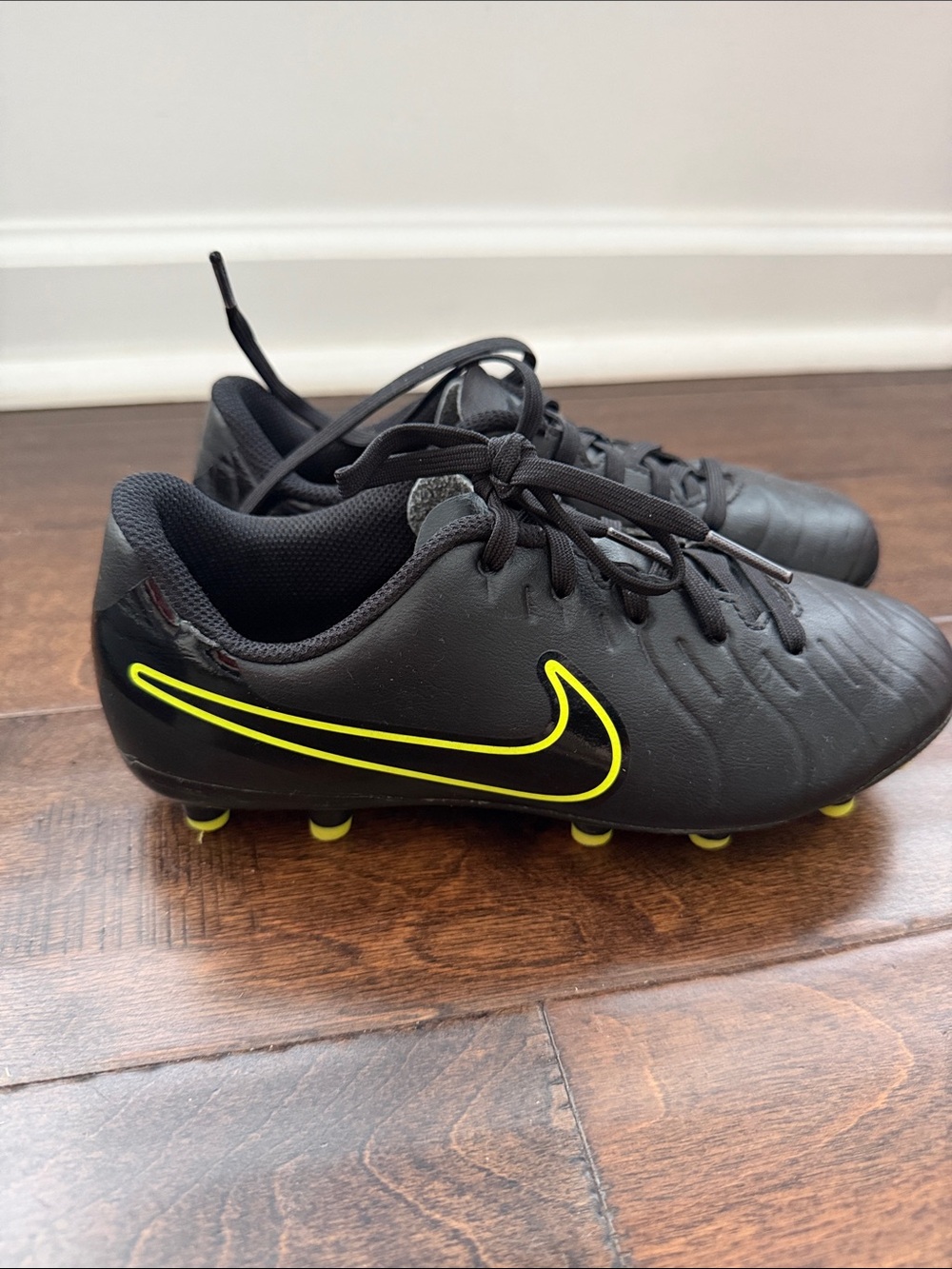 Nike Tiempo Legend‎ 10 Club Kids Soccer Cleats 2Y Black Volt DV4352 Youth Sports